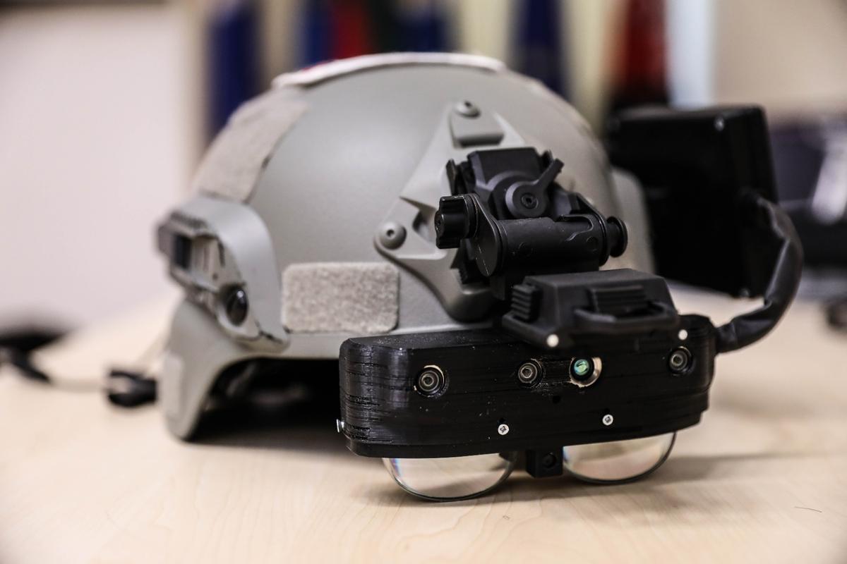 Detalle del casco dotado con las nuevas tecnologías para luchar contra la delincuencia.