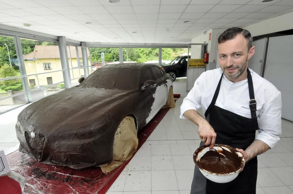 El pastelero Toño Argüelles cubre de chocolate un coche