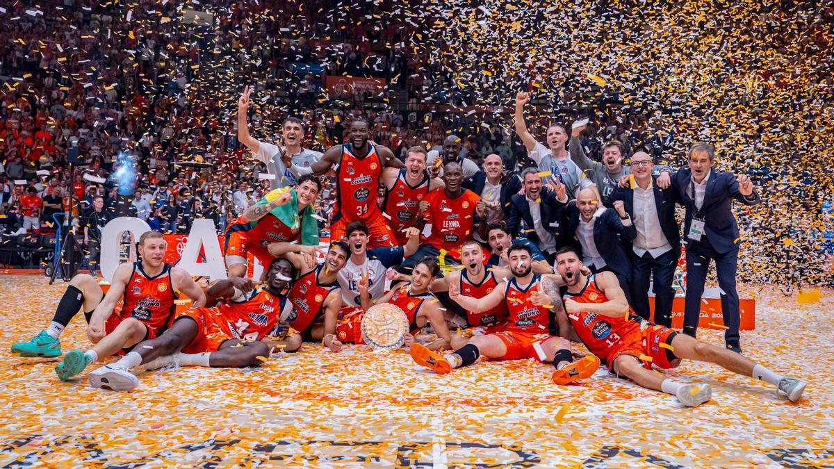 Els jugadors del Leyma Corunya celebren el seu retorn a la Lliga Endesa