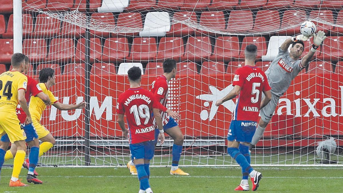 Mariño fent una espectacular aturada en el partit de la primera volta al Molinón. | ÁNGEL GONZÁLEZ/LNE