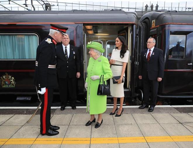 Meghan Markle con vestido de Givenchy junto a la reina Isabel II