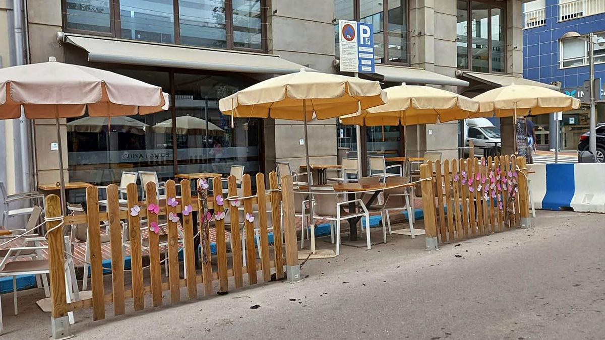 Terraza del bar contra la que colisionó el vehículo. | L. A.