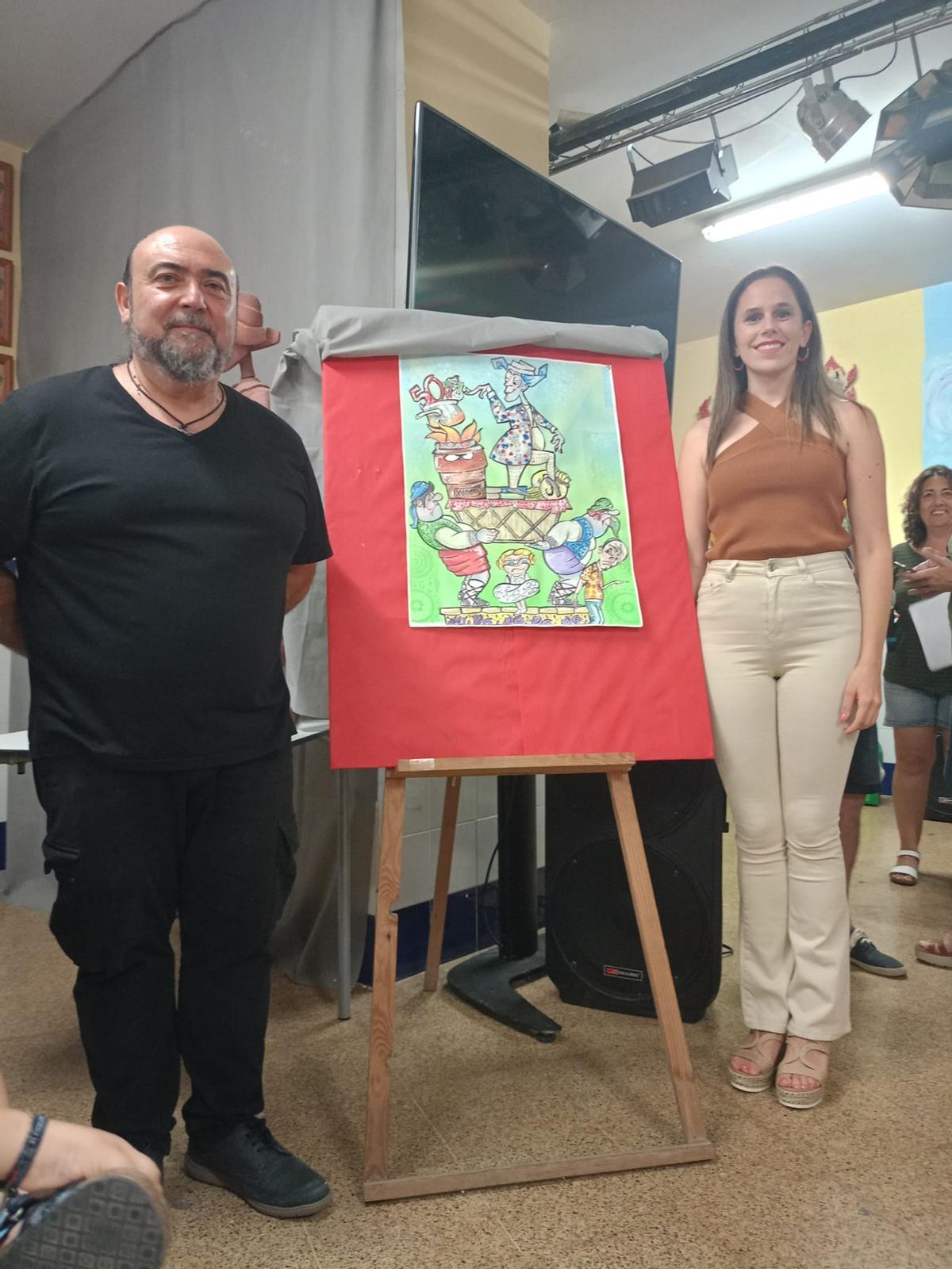 Presidente y fallera mayor con el boceto de Xavi Tur