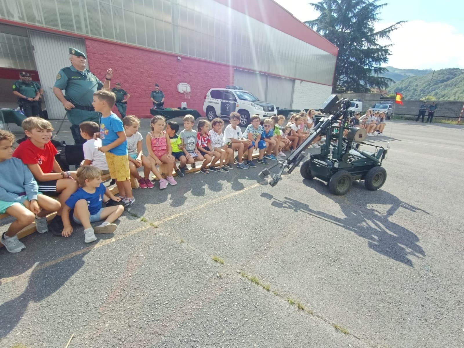 Demostración de la Guardia Civil en el colegio Elena Sánchez Tamargo de Laviana