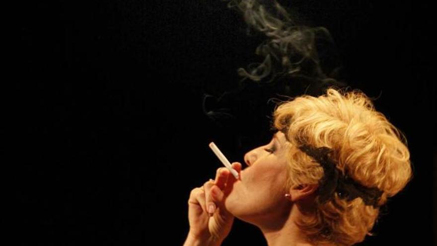 La ópera «El secreto de Susana» se representará mañana y el domingo. Isabel Rey, fumando un pitillo durante el ensayo de anoche.