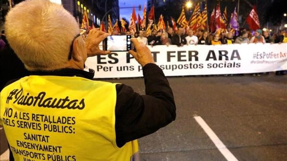 Cabecera de la manifestación por unos presupuestos más sociales en Barcelona