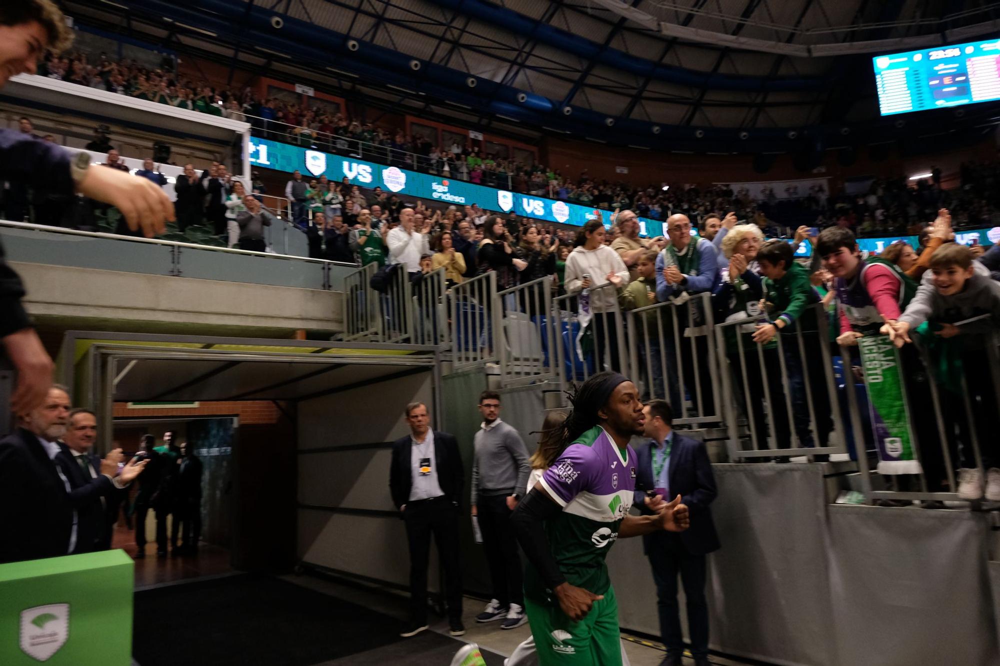 La afición celebra el título de Copa en la previa del Unicaja - Girona