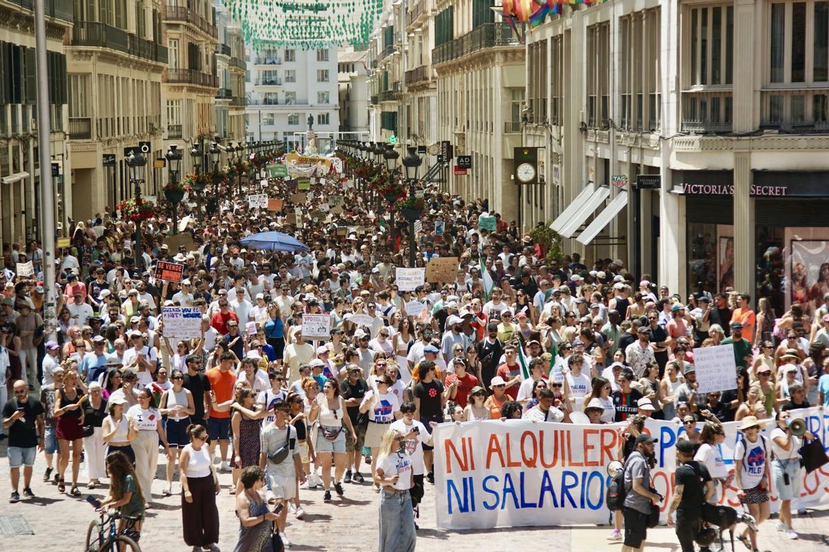 Miles de malagueños recorren las calles del centro de Málaga durante la manifestación del 27J por la vivienda