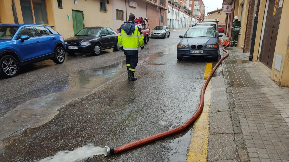 Bomberos y operarios achican el agua del centro de transformación subterráneo