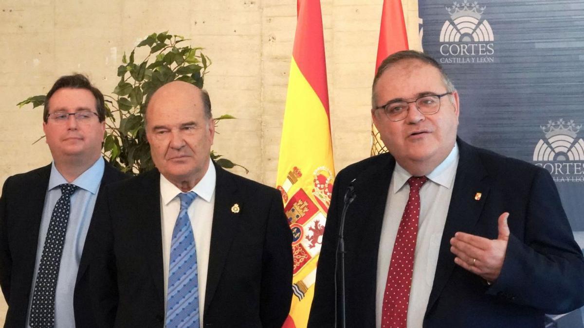 El consejero de Sanidad, Francisco Vázquez, (d), junto al presidente del Consejo de Colegios Oficiales de Médicos de Castilla y León, José Luis Díaz Villarig (c), y el presidente de médicos de Segovia, ayer. | M. Chacón - Ical