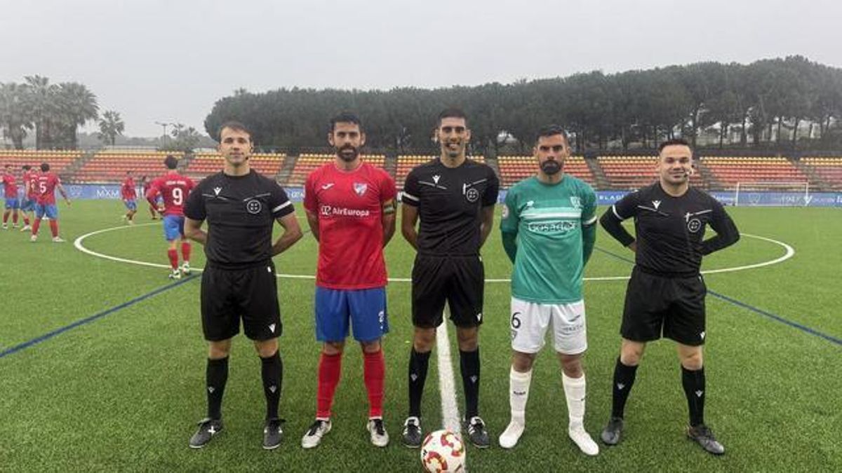 Capitanes y trío arbitral del Estepona-Villanovense.