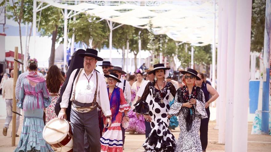 El Ayuntamiento cifra en 18 grados la disminución de temperatura bajo los nuevos toldos de la Feria de Córdoba