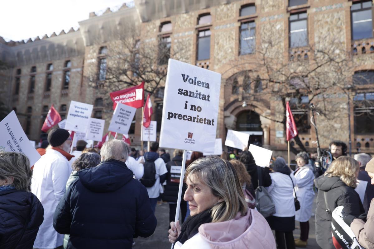 Los sanitarios se han manifestado desde el Departament de Salut hasta la estación de Sants en defensa de la sanidad pública durante el primer día de la huelga de médicos.