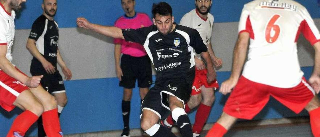 Dos jugadores del Gijón Playas tratan de frenar a un rival.