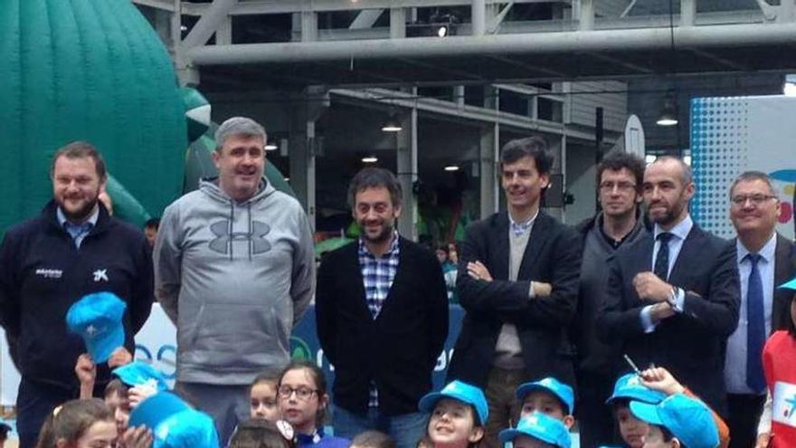 Xulio Ferreiro, atrás en el centro, con niños asistentes a la Fan Zone.