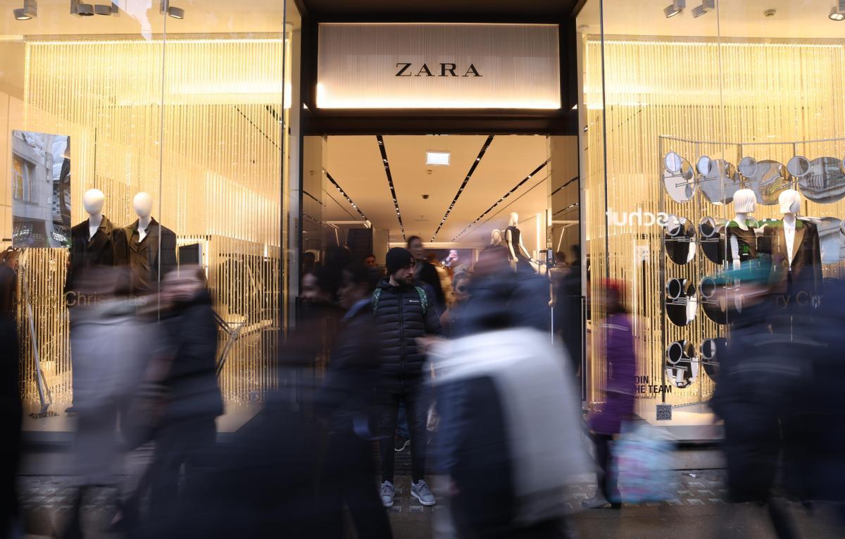 London (United Kingdom), 12/12/2023.- A branch of the clothes shop Zara in London, Britain, 12 December 2023. The fashion company has removed a series of advertisements amid complaints on social media that they resemble images from the Israeli military operations in the Gaza Strip. Zaras parent company Inditex in a statement said Unfortunately, some customers felt offended by these images, which have now been removed, and saw in them something far from what was intended when they were created. (Moda, Reino Unido, Londres) EFE/EPA/NEIL HALL