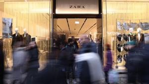 London (United Kingdom), 12/12/2023.- A branch of the clothes shop Zara in London, Britain, 12 December 2023. The fashion company has removed a series of advertisements amid complaints on social media that they resemble images from the Israeli military operations in the Gaza Strip. Zaras parent company Inditex in a statement said Unfortunately, some customers felt offended by these images, which have now been removed, and saw in them something far from what was intended when they were created. (Moda, Reino Unido, Londres) EFE/EPA/NEIL HALL