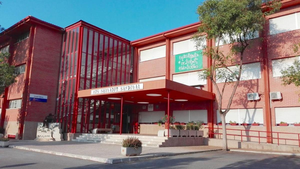 Fachada del instituto Salvador Sandoval de Las Torres de Cotillas, uno de los centros señalados por CCOO.