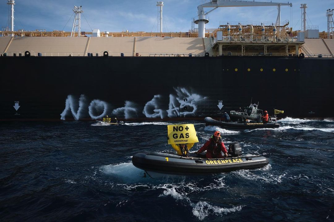 Greenpeace bloquea el acceso al muelle de gas de Sagunt