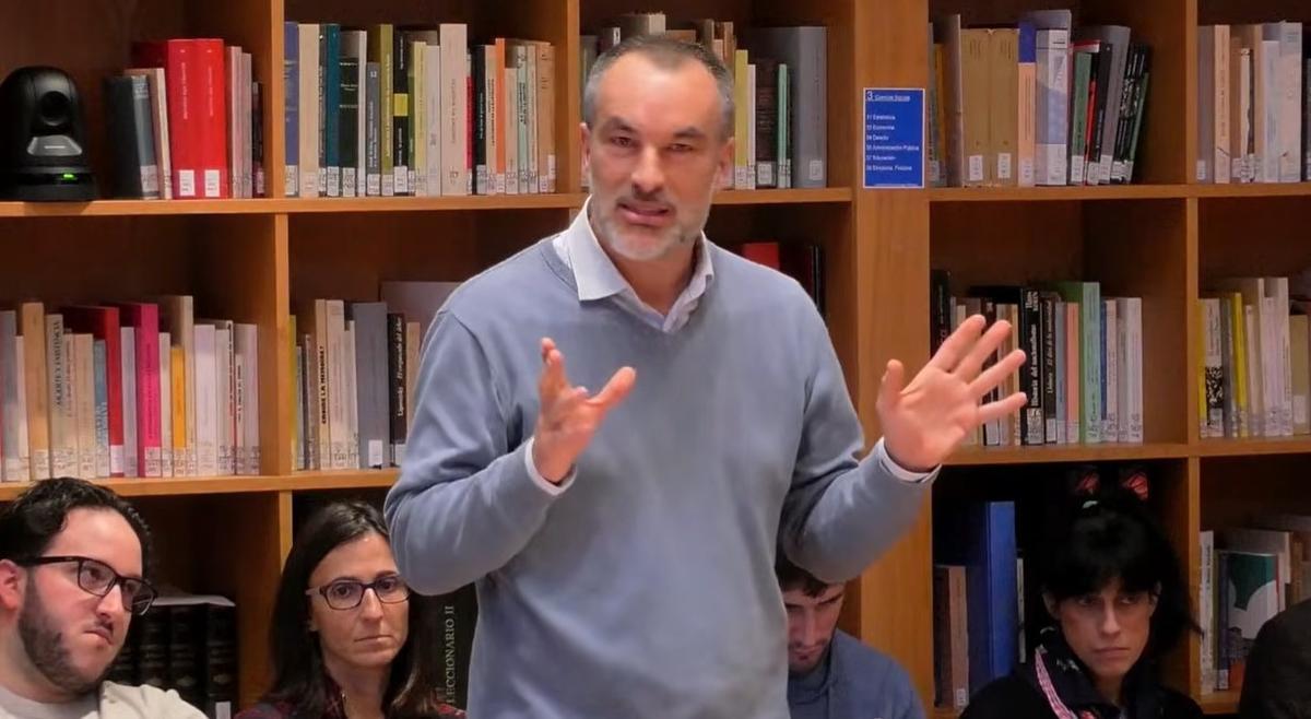 Luis Martínez, director del CEIp Apóstolo Santiago, durante su exposición en el pleno de Santiago este jueves