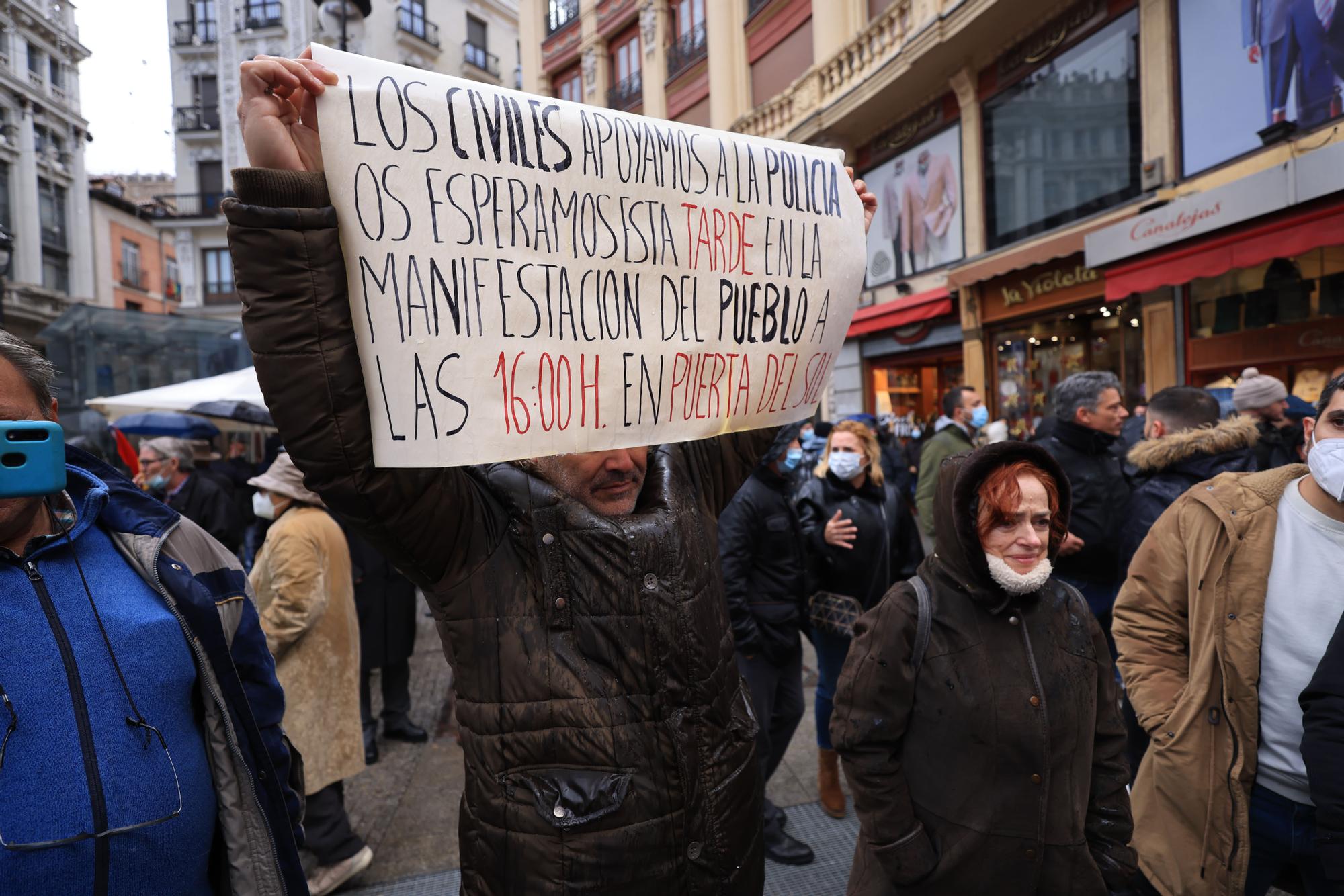 Representación de policías y guardias civiles alicantinos en la manifestación en contra de la "Ley Mordaza" en Madrid