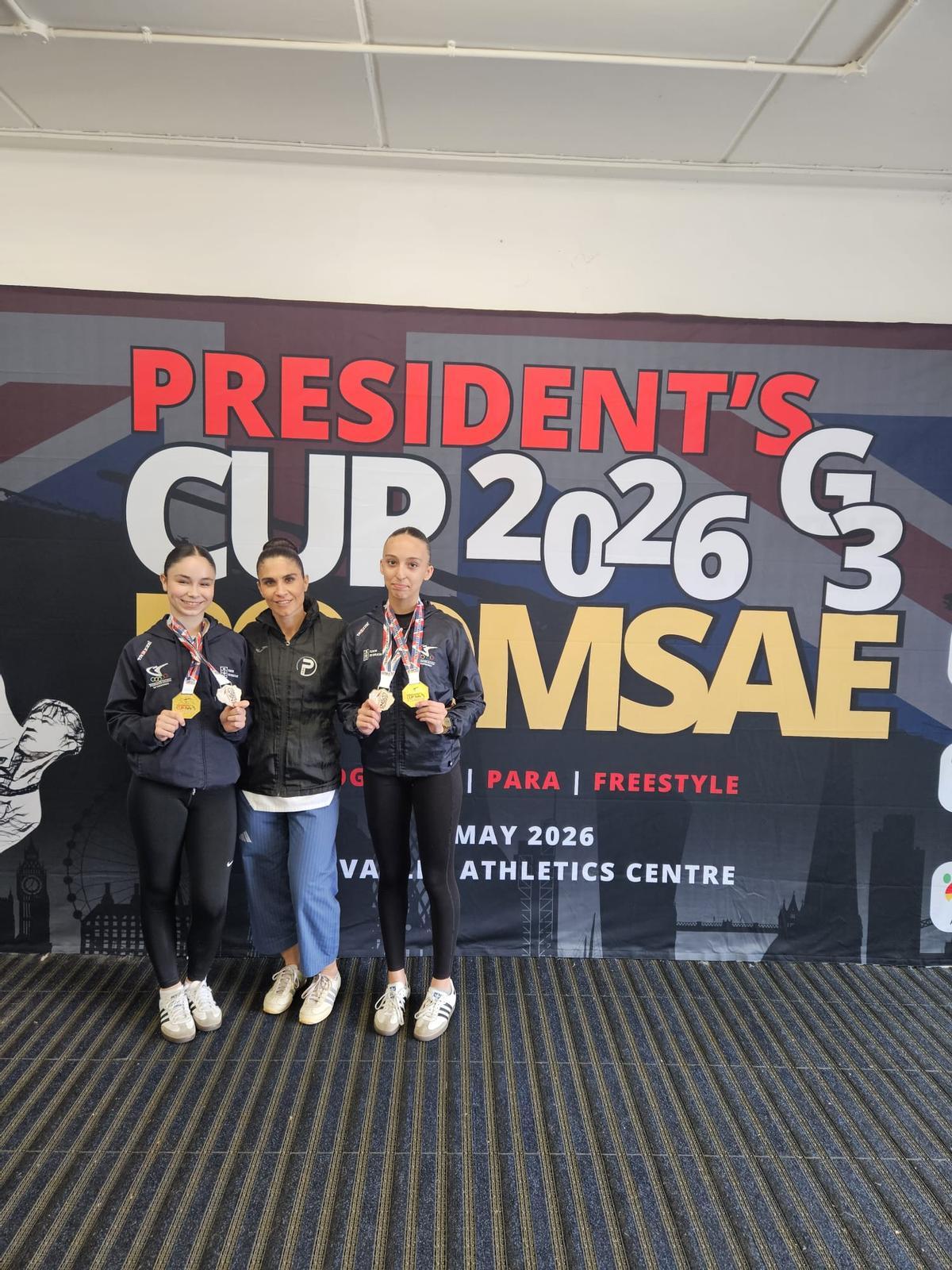 Valeria Soto, Virginia Sixto y Sira Ferreira, delante del cartel anunciador de la President's Cup.