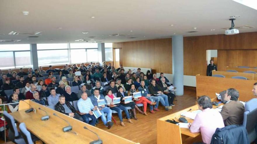 Participantes en la asamblea de ayer en Cangas, con carteles contra el anteproyecto de ley. // G. Núñez