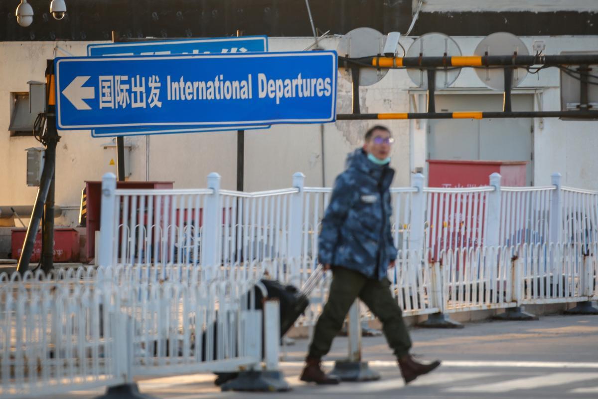 Un hombre camina en el Aeropuerto Internacional de Beijing Capital en Beijing.