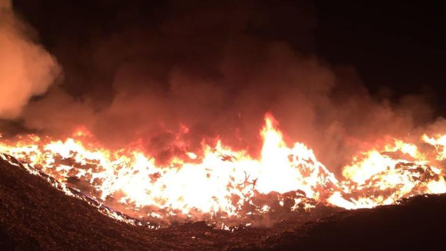 Los bomberos controlan un fuego en la planta de basuras de Xixona