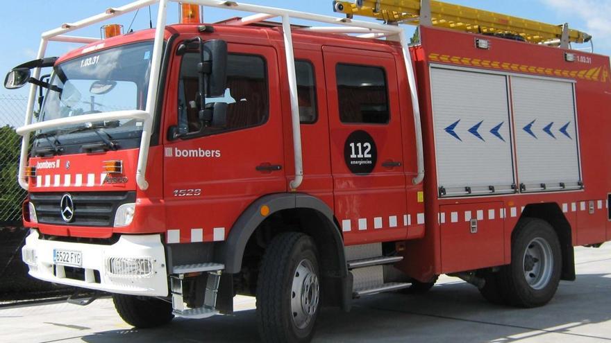 Els Bombers apaguen dues fogueres al carrer a Figueres