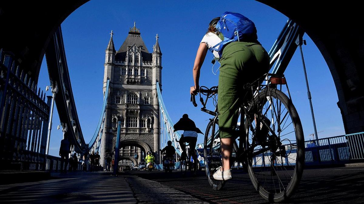 Varios ciudadanos circulan en bicicleta por el puente de la Torre de Londres, el 16 de mayo