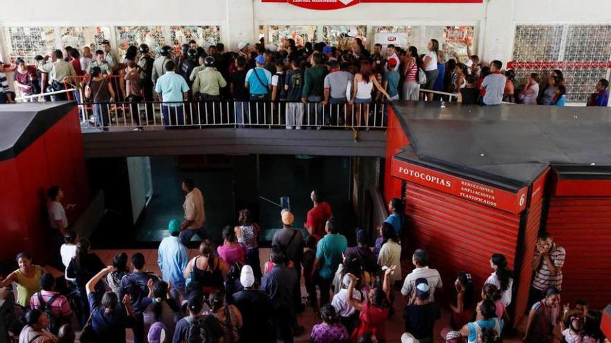 Colas en el exterior de un supermercado en Caracas.