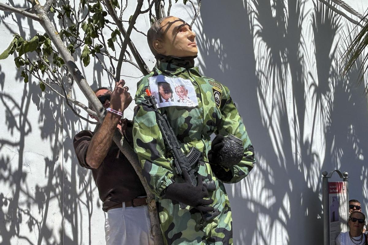 ACOMPAÑA CRÓNICA: FIESTAS TRADICIONES - CORIPE (SEVILLA) (ESPAÑA), 05/04/2026.- Un Judas con la imagen del presidente ruso, Vladímir Putin, con fotos de su homólogo estadounidense, Donald Trump, y el primer ministro de Israel, Benjamín Netanyahu, ha sido quemado en Coripe (Sevilla), donde cada Domingo de Resurrección se “lincha” a alguien cuya acción es reprobable bajo el criterio de los vecinos. Una costumbre centenaria que se mantiene con el paso de los años en el día grande de las fiestas de la localidad, que cada Semana Santa cuelga de un árbol esta figura, para que sea abatida a tiros y le prendan fuego. Su identidad se guarda celosamente en el pueblo, y solo dos personas conocen quién va ser el Judas, que son las que se encargan de diseñar el muñeco. EFE/ Fermín Cabanillas