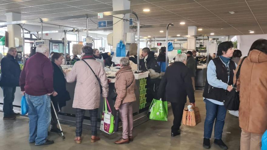 Los placeros alertan de la escasez de bivalvos y la llegada de producto portugués