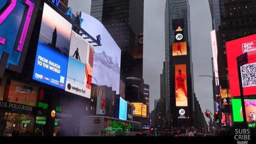 Anuncio de Clínica Pardiñas, a la izquierda, en Times Square.  | //L.O.