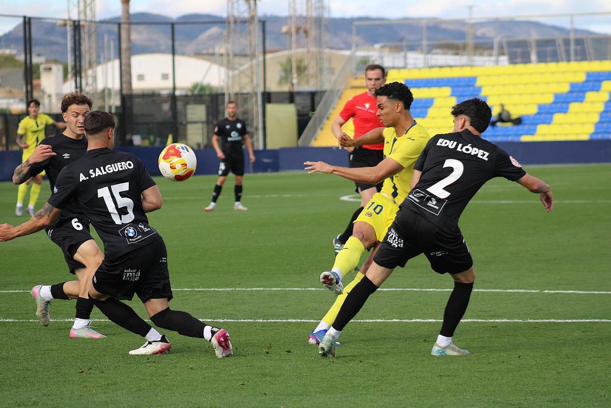Ettienne Eto'o lanza a portería rodeado de varios futbolistas del Juventud Torremolinos.