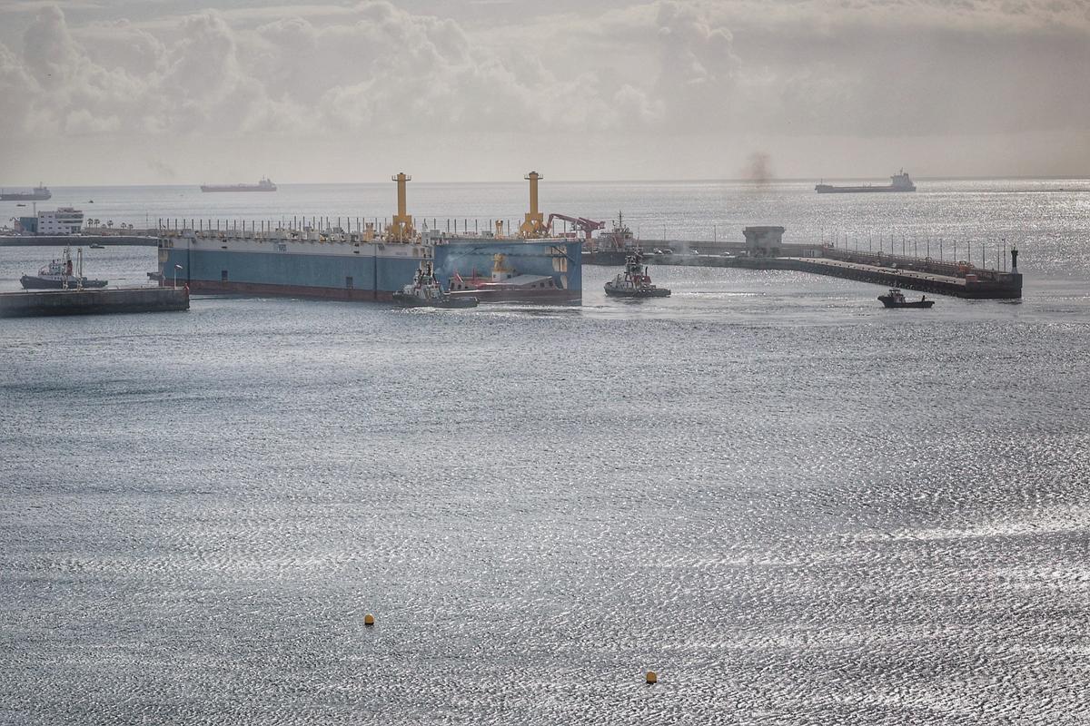 Llegada del primer dique flotante al Puerto Santa Cruz de Tenerife desde China Llegada del primer dique flotante al Puerto Santa Cruz de Tenerife desde China