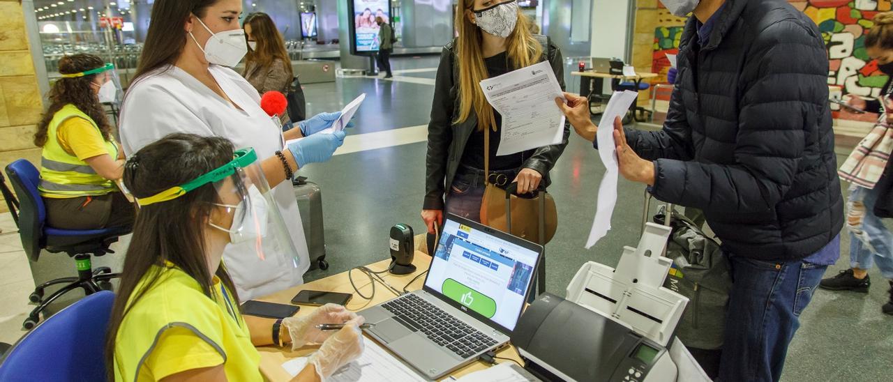 Control de certificado covid en un aeropuerto de Canarias.