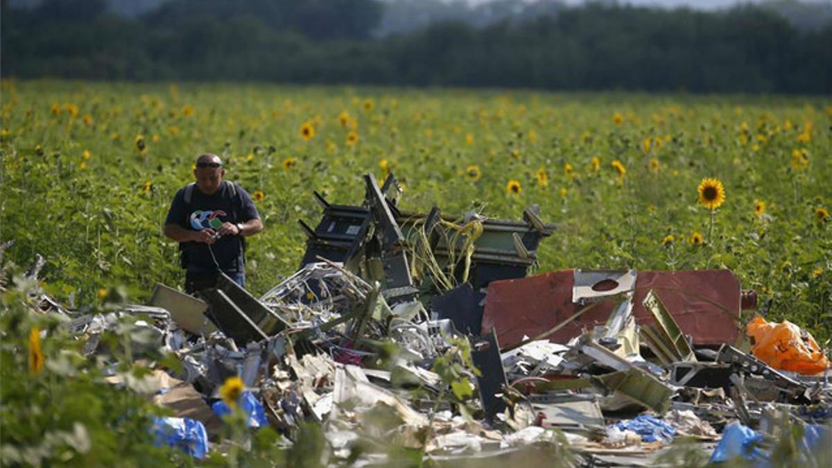 Un investigador en la zona donde cayó el MH17