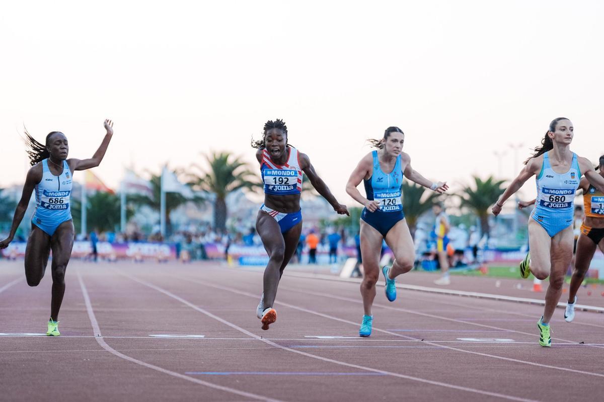 Ericka Badeau Maseras, guanyant la cursa dels 100 metres a l'estatal sub-23