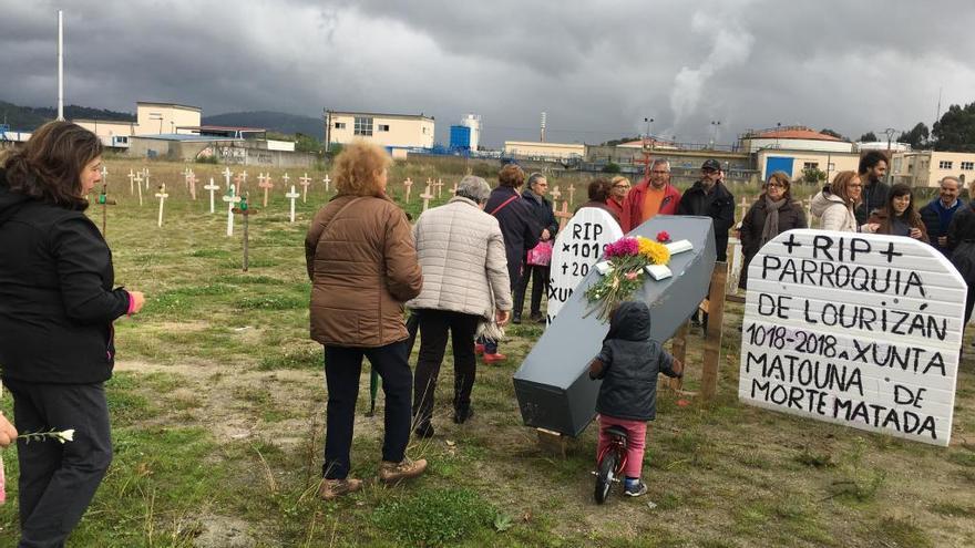 Los vecinos dejando flores en esta representación de la adoración de difuntos a la parroquia de Lourizán.