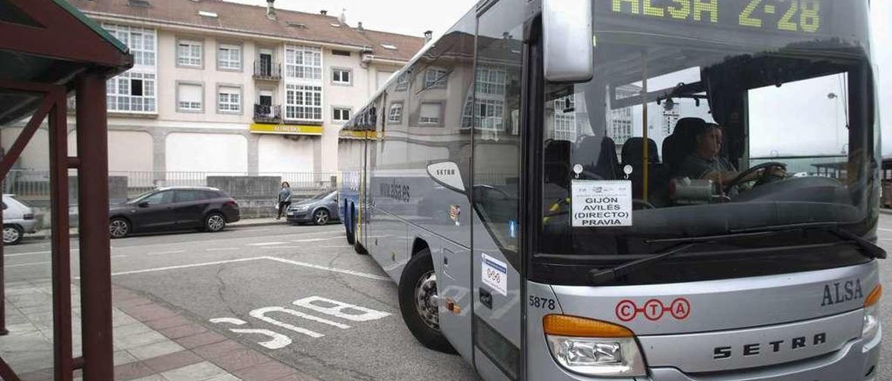 Parada de autobuses en San Juan de la Arena.