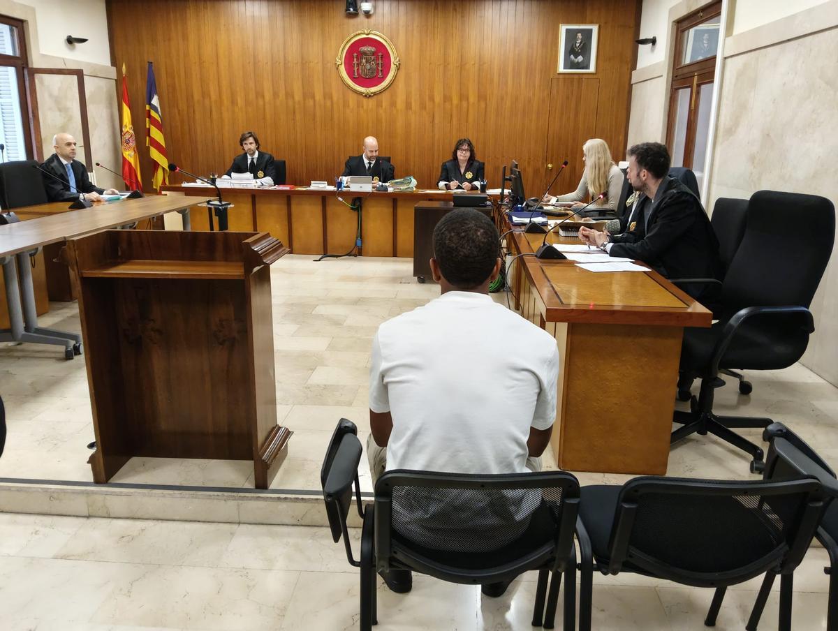 El joven condenado, durante el jucio en la Audiencia.