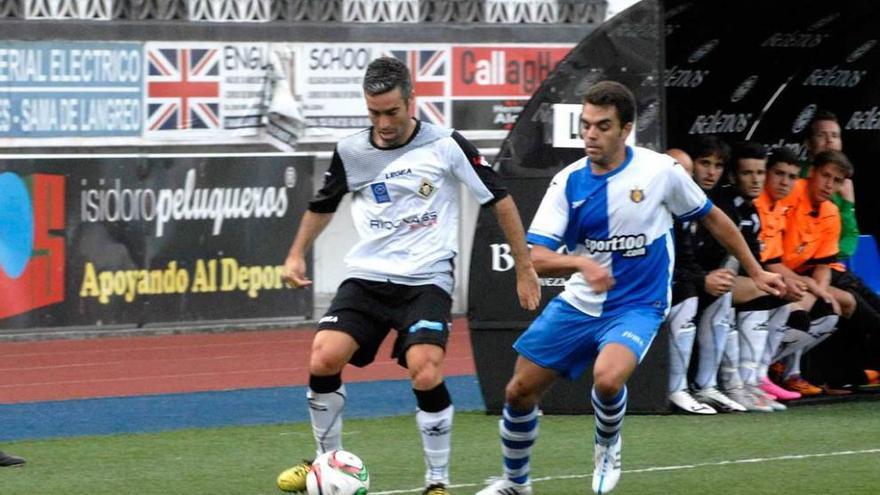 Armando Invernón protege el balón ante la presión del jugador del Tuilla Kike.