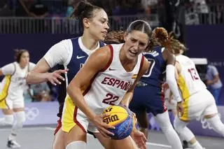 España cae ante las campeonas estadounidenses y reduce su margen de error