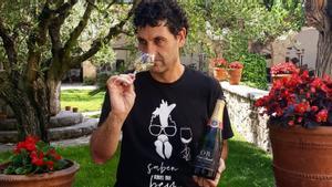 El sumiller David Seijas, con uno de las botellas de su lista para regalar a suegros y suegras.