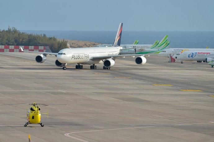 11-04-2020 TELDE. Llega al aeropuerto de Gran Canaria un avión procedente de China con material sanitario. Fotógrafo: Andrés Cruz  | 11/04/2020 | Fotógrafo: Andrés Cruz