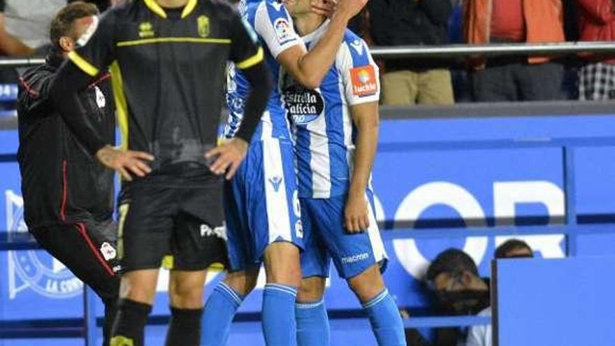 Domingos felicita a Quique.