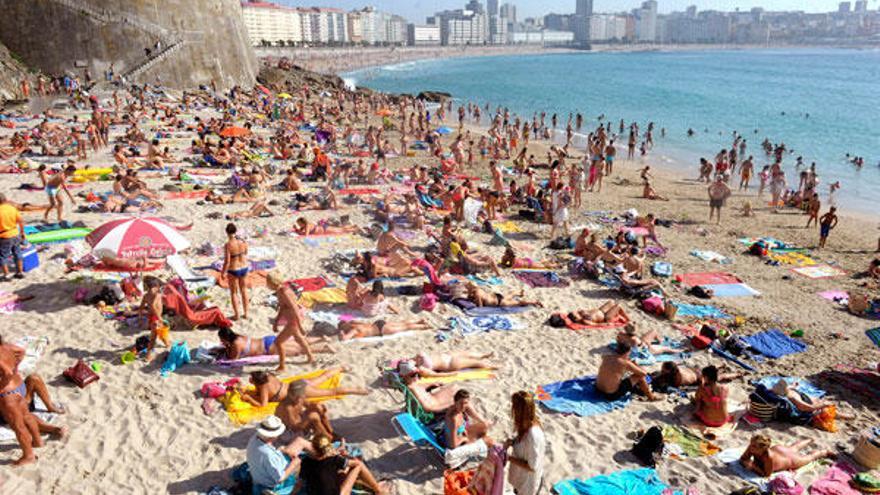 La playa coruñesa de Matadero, abarrotada un día de sol.