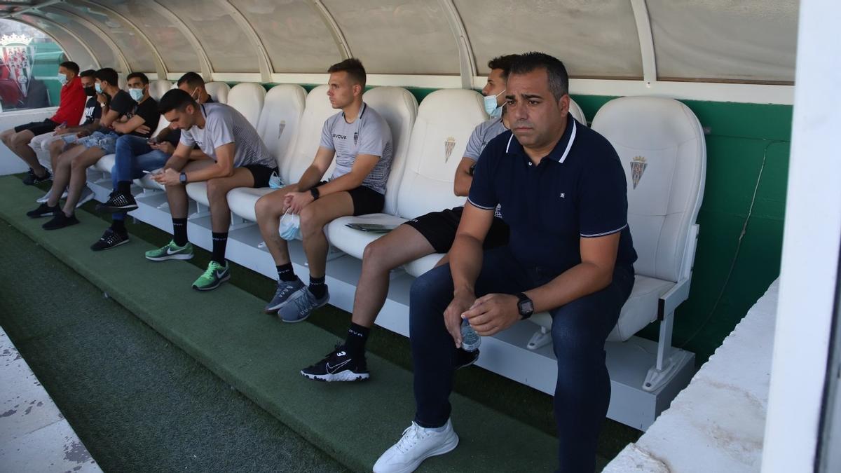 Germán Crespo, en el banquillo de El Arcángel antes del partido ante el Don Benito.